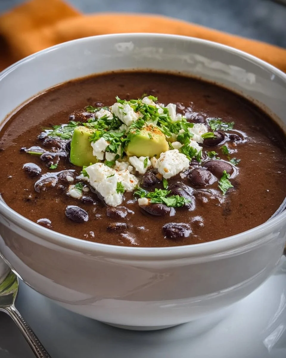 Cremige schwarze Bohnensuppe