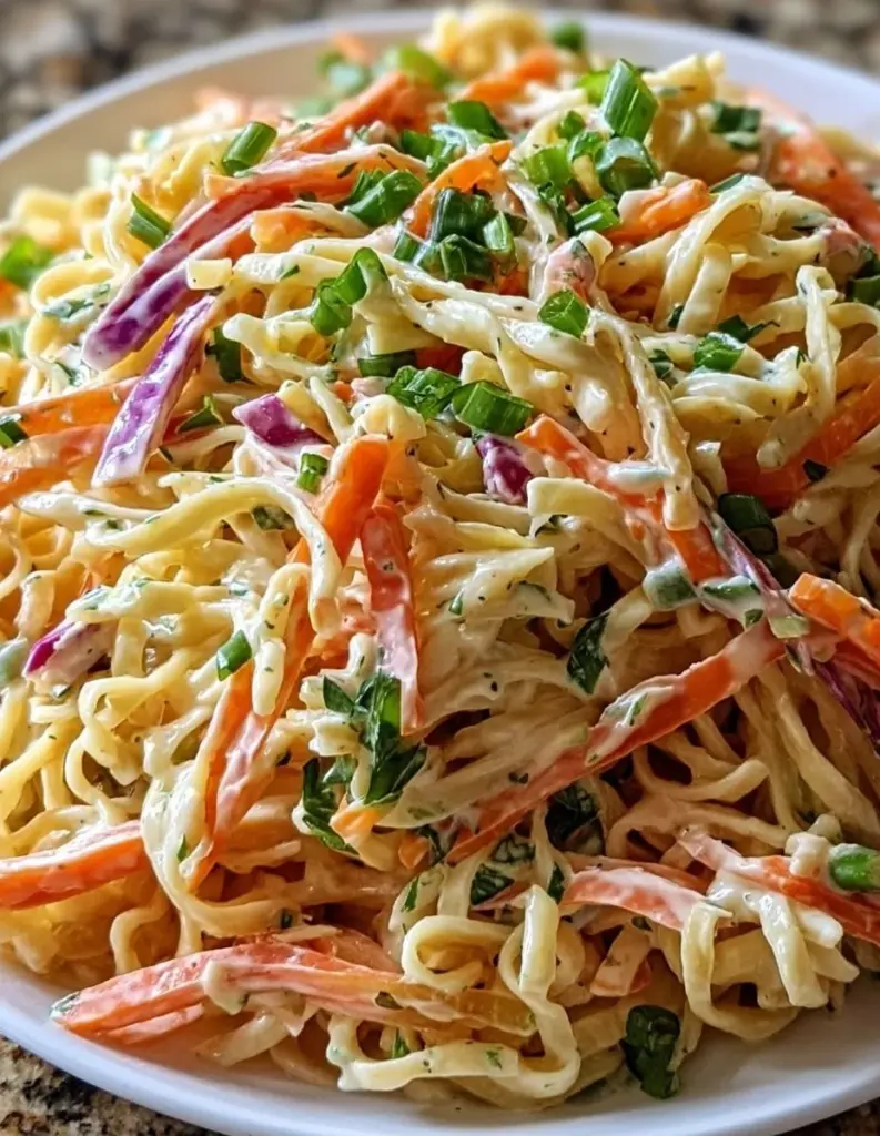 Nudelsalat mit Coleslaw-Dressing auf einem Teller
