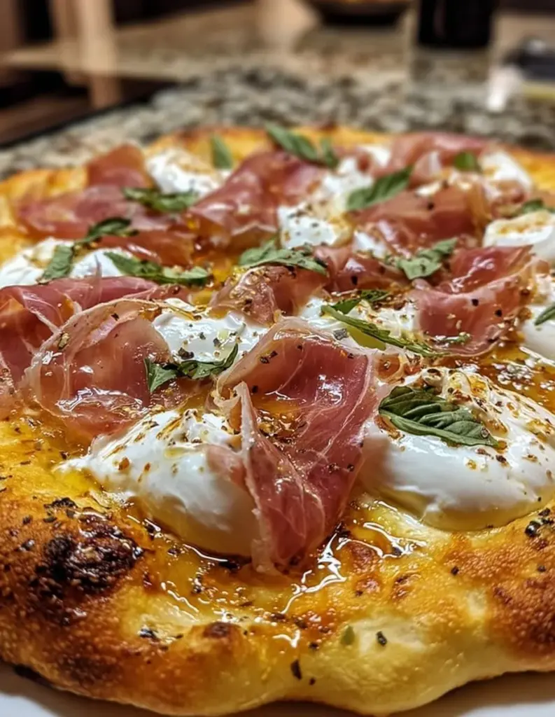 Prosciutto und Honig Burrata Pizza auf einem Holzbrett serviert.