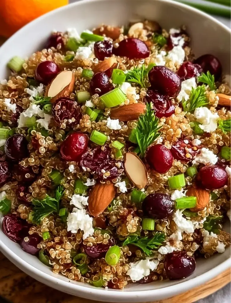 Cranberry-Quinoa-Salat mit Feta auf einem Teller angerichtet
