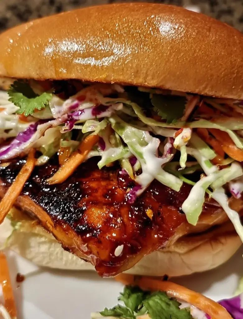 Koreanisches BBQ Hähnchen Sandwich mit frischen Zutaten und würziger Soße