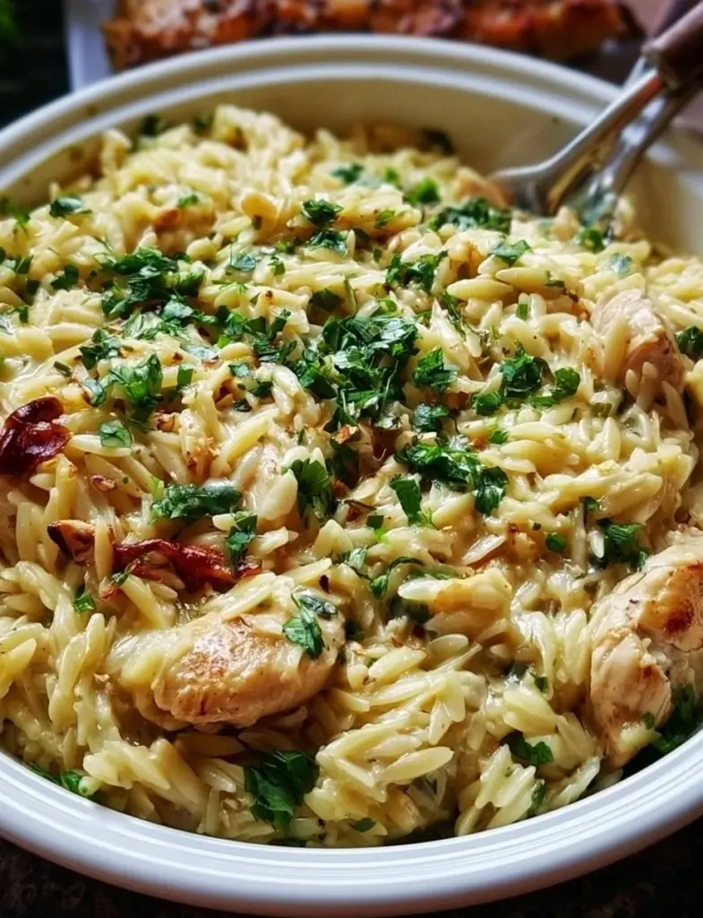 One Pot Orzo-Pasta mit Hähnchen in einem Topf zubereitet