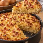 Fertiger Low-Carb Zwiebelkuchen mit Speck und goldbraunem Käse