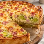 Fertiger Pizza-Lauchkuchen mit Schinken, Lauch und goldbraunem Gouda