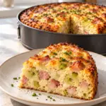 High-Protein Kasseler-Lauch-Kuchen mit goldbrauner Käsekruste, Lauch und Kasseler, angeschnitten