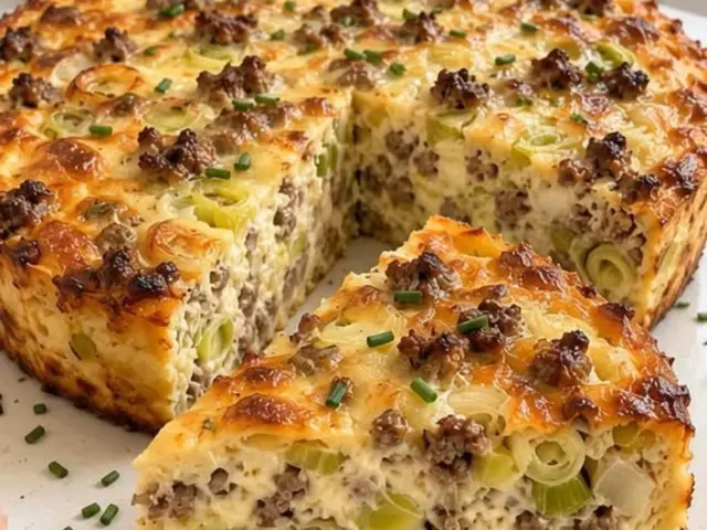 Goldbrauner High-Protein Porree-Hack-Kuchen mit sichtbarem Lauch und Rinderhack, angeschnitten serviert