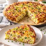 High-Protein Flammkuchen mit Lauch und Speck, goldbraun gebacken und angeschnitten