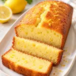 Kalorienarmer Zitronenkuchen mit goldbrauner Kruste, lockerer Krume und frischer Zitronenschale